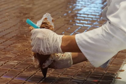 Elaboración de la tableta de chocolate más grande del mundo.