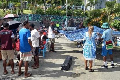 Residentes levantan tiendas temporales para tratar a las víctimas del terremoto.