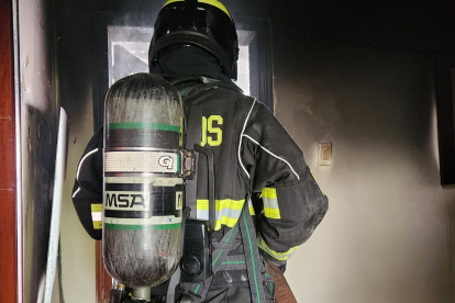 En Conocoto, el fuego provenía del dormitorio de una vivienda de dos pisos.