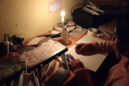 Apagones inesperados entorpecieron las actividades de ciertos estudiantes en sus hogares.