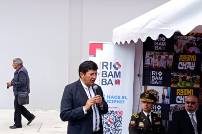 El alcalde de Riobamba, Jhon Vinueza, continúa con su trabajo mientras el proceso sigue su curso.