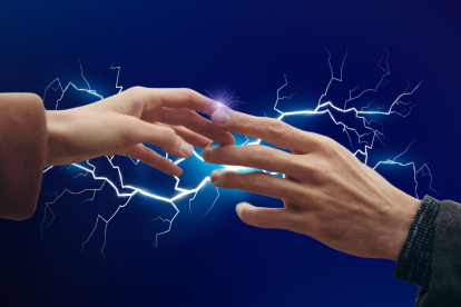 ¿Por qué sentimos “corriente” de otra persona? La ciencia detrás de las descargas eléctricas.
