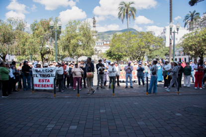 Protesta. Con carteles llegaron los representantes de siete barrios del norte de Quito para exigir respuestas por la construcción del intercambiador de la Mariana de Jesús