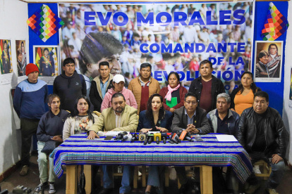 El equipo jurídico del Movimiento Al Socialismo (MAS), en defensa del expresidente boliviano Evo Morales, ofrece una conferencia de prensa este martes, en La Paz (Bolivia).