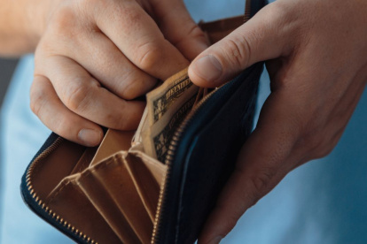 El Salario Básico Unificado (SBU) en Ecuador es el monto mínimo legal que un trabajador puede recibir por su jornada laboral.