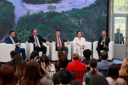 Este 17 de diciembre de 2024, el presidente Daniel Noboa, y sus ministros, presentaron el canje de deuda por la Amazonía.