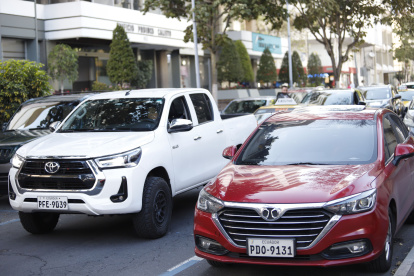 La medida de restricción vehicular se mantiene de lunes a viernes en la capital.