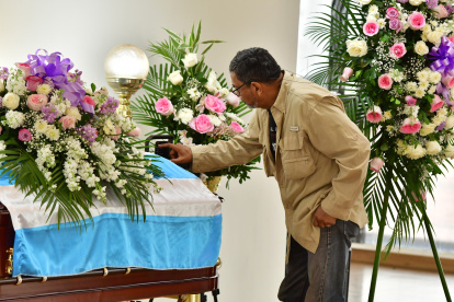 Andrés Garzón en el funeral de Amparo Guillén.