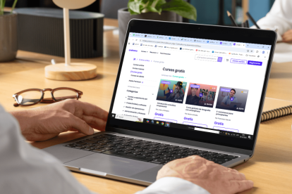 Varias plataformas digitales ofrecen cursos gratuitos que puedes aprovechar.
