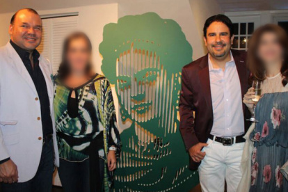 Ernesto Weisson Pazmiño (izq.) y Roberto Cortés (der.), durante la inauguración de una galería, en 2012, en Miami.