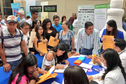 Personas de diferentes edades acuden a las ferias de empleos.