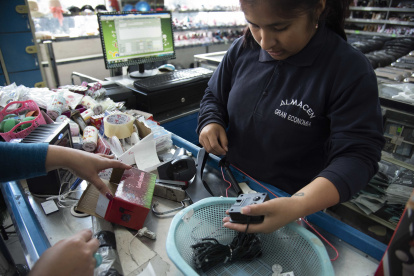 En sectores como Calderón incluso se comercializan equipos que funcionan con paneles solares.