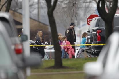 La policía conduce a estudiantes a un centro de reunificación después de un tiroteo en la Escuela Cristiana Abundant Life en Madison, Wisconsin, EE. UU., el 16 de diciembre de 2024.
