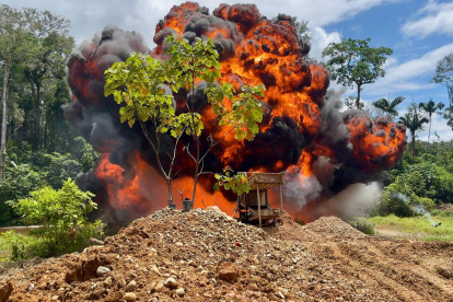 La foto muestra la destrucción por parte de la Policía de maquinaria utilizada en minería ilegal en una zona rural en Colombia.