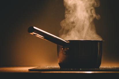 Son 80 mil cocinas de inducción que fueron adquiridas en 2011 y que, 11 años después de estar en bodega, el Gobierno de Daniel Noboa regalará a usuarios del MIES.