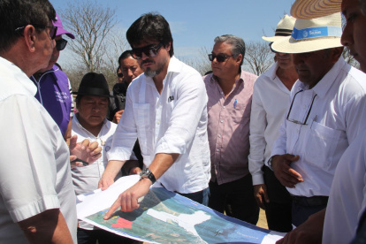 El ministro de Gobierno, José De La Gasca, en un recorrido por una zona rural de Salinas, Santa Elena.