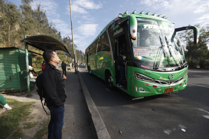 Peligro. En el sector del intercambiador de Cumbayá, usuarios solicitan mayor presencia policial ante los robos.