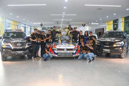 Alfonso Quirola (de overol negro con naranja) junto a todo el equipo con el que logró el título 2024.