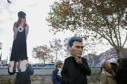 Un pequeño grupo de personas se concentra este miércoles ante los Juzgados de Plaza de Castilla, donde el juez que investiga a Begoña Gómez, mujer del presidente del Gobierno, le toma declaración.