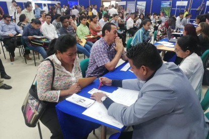 Personas mayores de 40 años acuden a ferias de empleo.