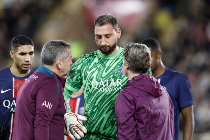 Gianluigi Donnarumma (c) fue asistido de inmediato por el cuerpo médico de PSG