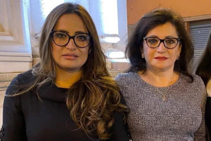 La hija de la sindicalista Rosa Argudo (d) fue destituida del cargo que ocupaba en el Hospital del IESS en  Cuenca.
