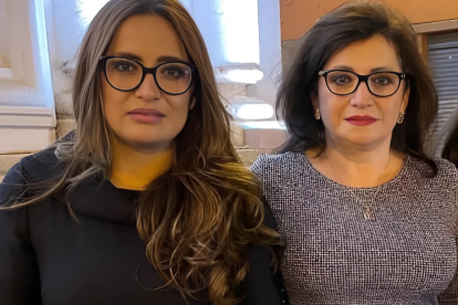 La hija de la sindicalista Rosa Argudo (d) fue destituida del cargo que ocupaba en el Hospital del IESS en Cuenca.