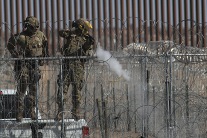 Elementos de la Guardia Nacional de Texas, dispararon bolas de pimienta para dispersar a migrantes este miércoles en ciudad Juárez, Chihuahua (México).