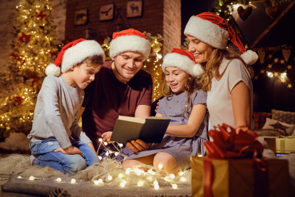 La novena navideña simboliza los nueve meses de embarazo de la Virgen María, representando el tiempo de espera para el nacimiento de Jesús.