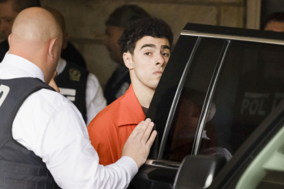 Luigi Mangione  es trasladado por agentes de policía de la ciudad de Nueva York.