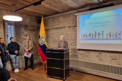 La embajadora ecuatoriana en Suiza, Verónica Bustamante, firmó el acuerdo con el ministro de Asuntos Exteriores suizo, Ignazio Cassis.