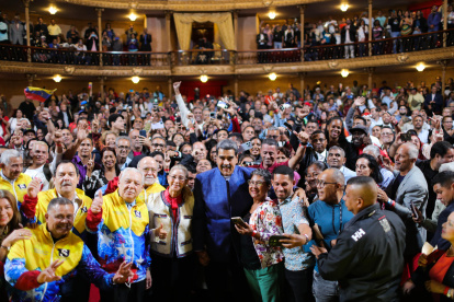 El presidente de Venezuela, Nicolás Maduro (c), posando para la foto junto a juezas y jueces de Paz Comunal este miércoles, en Caracas (Venezuela).