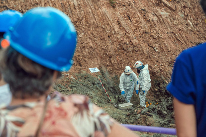 Un equipo técnico removiendo tierra en busca de restos humanos, este miércoles en La Escombrera en Medellín (Colombia).