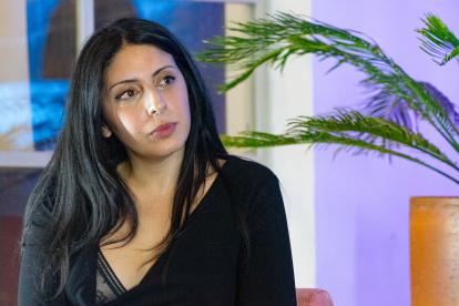 Mónica Ojeda durante la conferencia “El canto del monstruo: Música y escritura para la insurgencia” que dio en septiembre en Quito. Cortesía Casa Carrión Bellavista