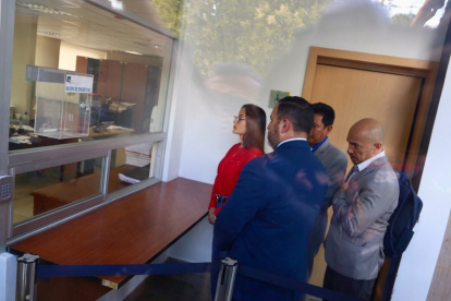 Acto. Momento en el que la presidenta de la Asamblea Nacional, Viviana Veloz presentó ante la Corte Constitucional una demanda contra el Decreto Ley para la mejora recaudatoria.