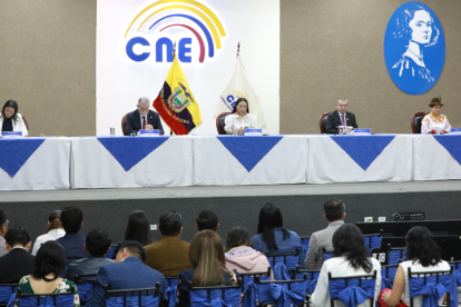 Elena Nájera, Enrique Pita, Diana Atamaint, José Cabrera y Esthela Acero, en sesión del pleno del CNE.