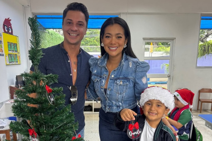 Dora con su esposo e hijo.