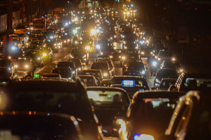 Los conductores de vehículos se oponen al cobro, consideran que es injusto que "cuando aún no se solucionan problemas viales como el tráfico", se esté pensando en cobrar una nueva tasa.