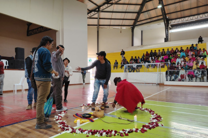 El fuego permanece encendido durante el velorio, según la creencia para ayudar al alma a encontrar la luz.
