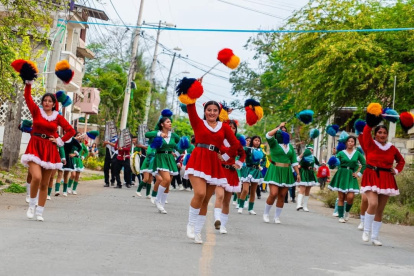 En las calles de las comunas de Santa Elena se siente el fervor navideño.