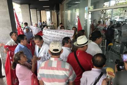 Jubilados perjudicados por quirografarios fraudulentos protestan en el BIESS.