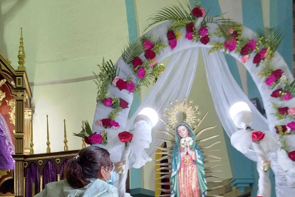 Los devotos de la Virgen de Guadaluoe en Santa Elena le rinden homenaje.
