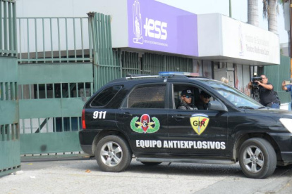 Agentes del Grupo de Intervención y Rescate salen del Hospital.