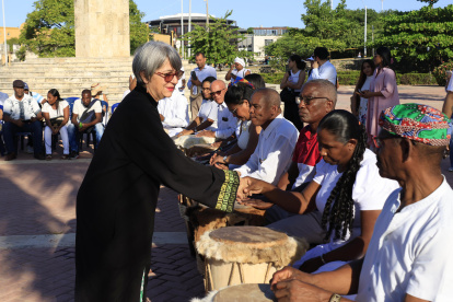 La magistrada de la Jurisdicción Especial para la Paz (JEP), María del Pilar Valencia (i), participa en un acto simbólico este viernes, en Cartagena (Colombia).