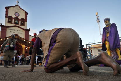 LA HABANA  Creyentes participan en la peregrinación al santuario de San Lázaro, este martes al sur de La Habana (Cuba). Miles de cubanos cumplen sus promesas a San Lázaro peregrinando hasta el santuario, a las afueras de La Habana, de una de las figuras religiosas con más devotos en la isla entre católicos y practicantes de religiones afrocubanas. EFE/Ernesto Mastrascusa