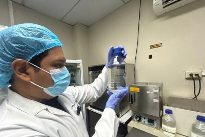 Los técnicos realizan estudios de las muestras de agua