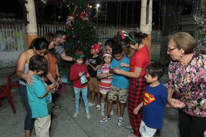 Agasajos. Los menores son los que más disfrutan de los agasajos navideños. En las posadas suelen recibir dulces, mientras comparten con las familias.