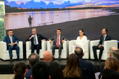 Ministro de Economía y Finanzas junto al presidente del país, Danuel Noboa.