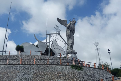 En noviembre se colocaron las figuras gigantes en El Panecillo.