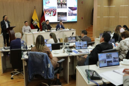 Jorge Cisneros presentó un informe de las fiestas de Quito en el Concejo.